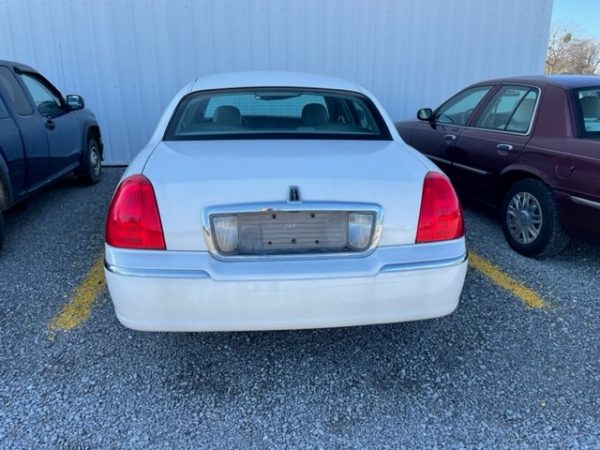 2008 Lincoln Town Car- 46666 - Image 2