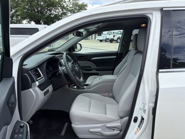 2019 Toyota Highlander LE- 60293 - Image 3